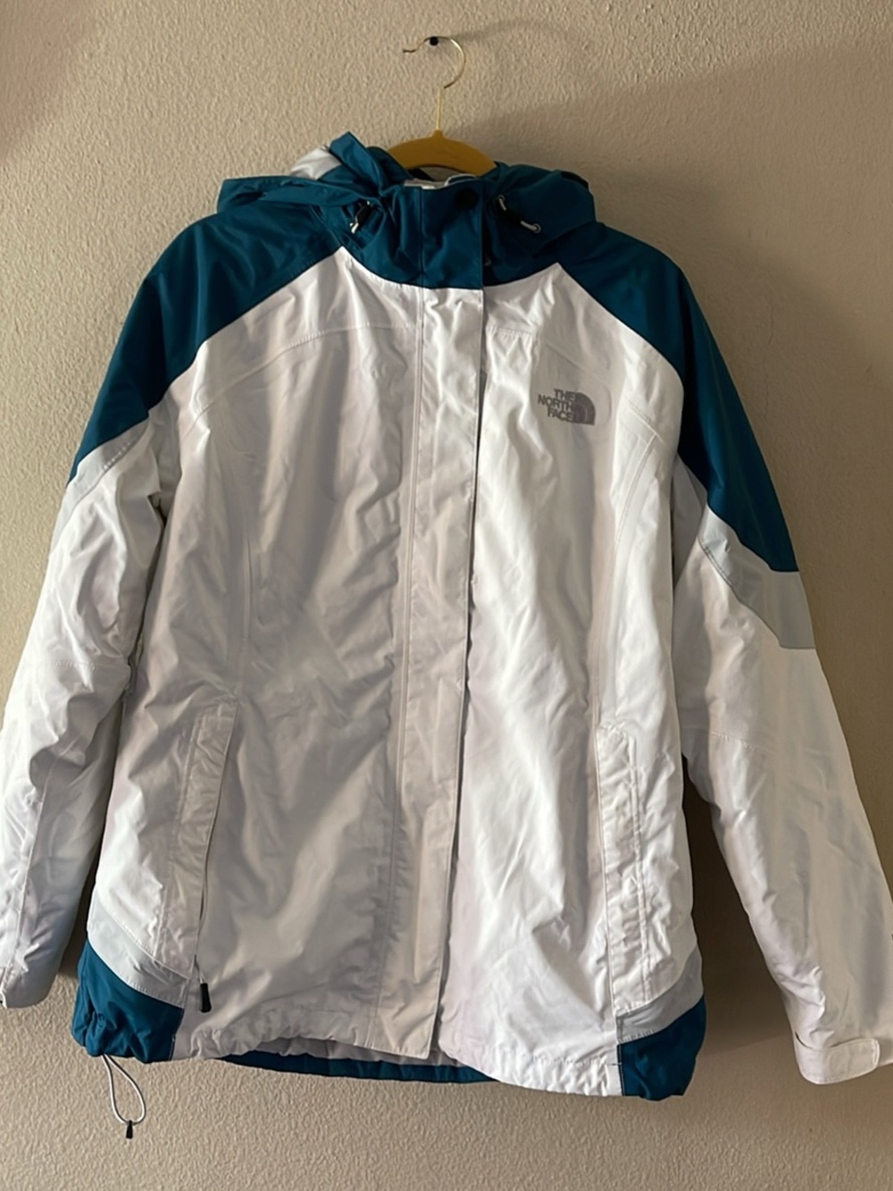 The North Face White and Teal Women's Insulated Puffer Jacket